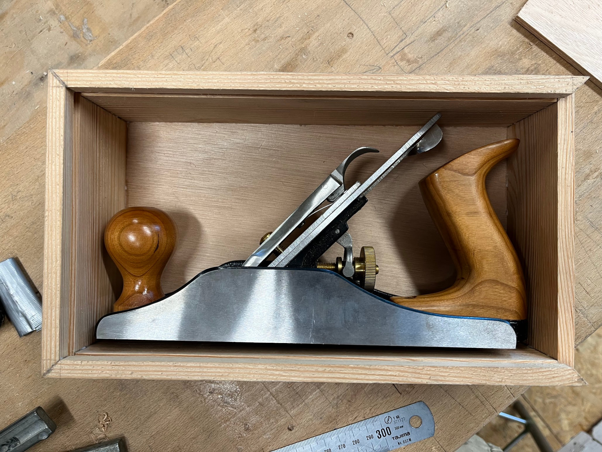 Handschaaf in een op maat gemaakt houten kistje